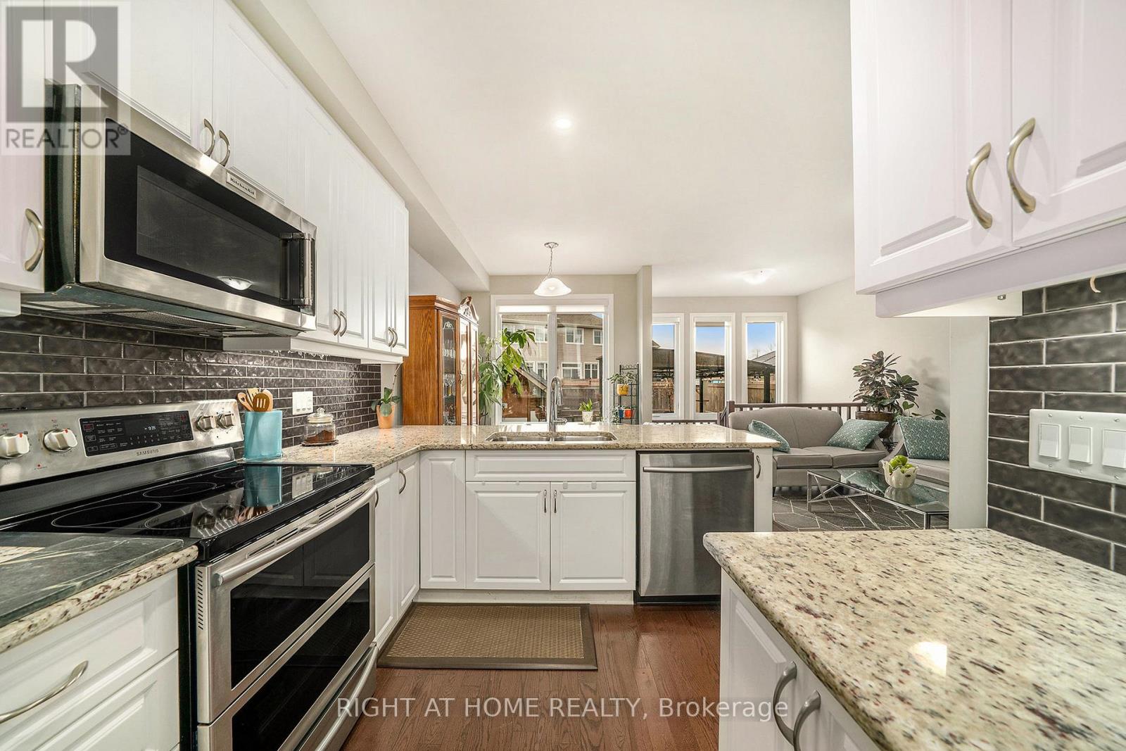 699 Sora Way, Ottawa, Ontario  K1T 0R3 - Photo 7 - X12914074