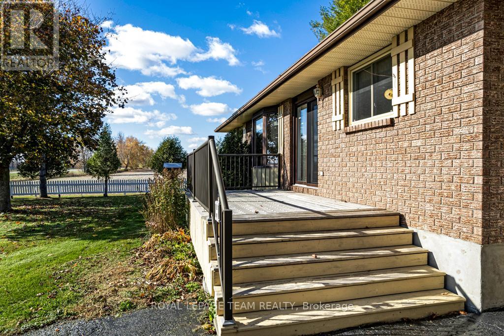 100 County Road 21 Road, Edwardsburgh/cardinal, Ontario  K0E 1X0 - Photo 3 - X12914258
