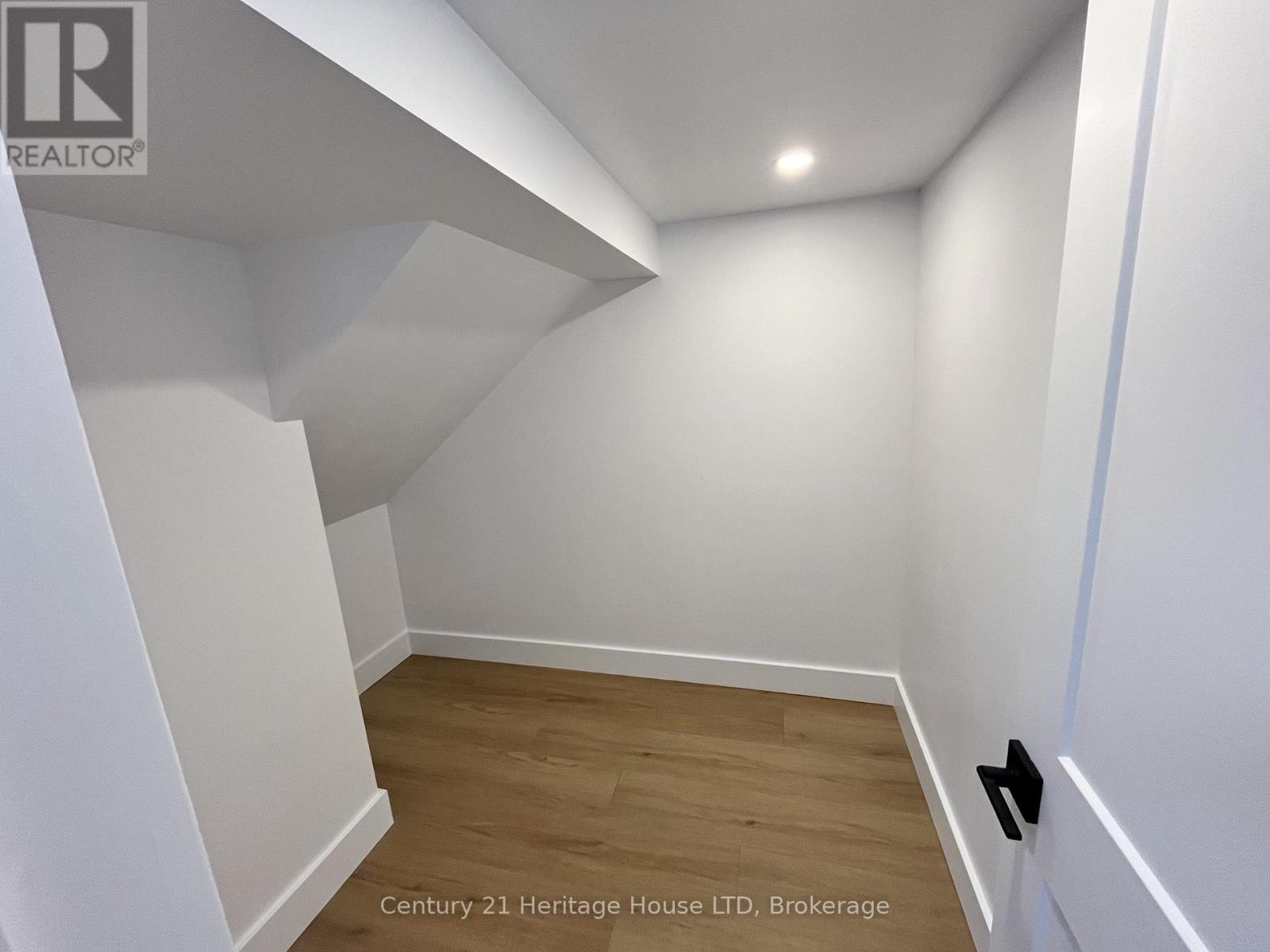 24a Valley Road, St. Catharines, Ontario  L2S 1Y6 - Photo 11 - X12914002