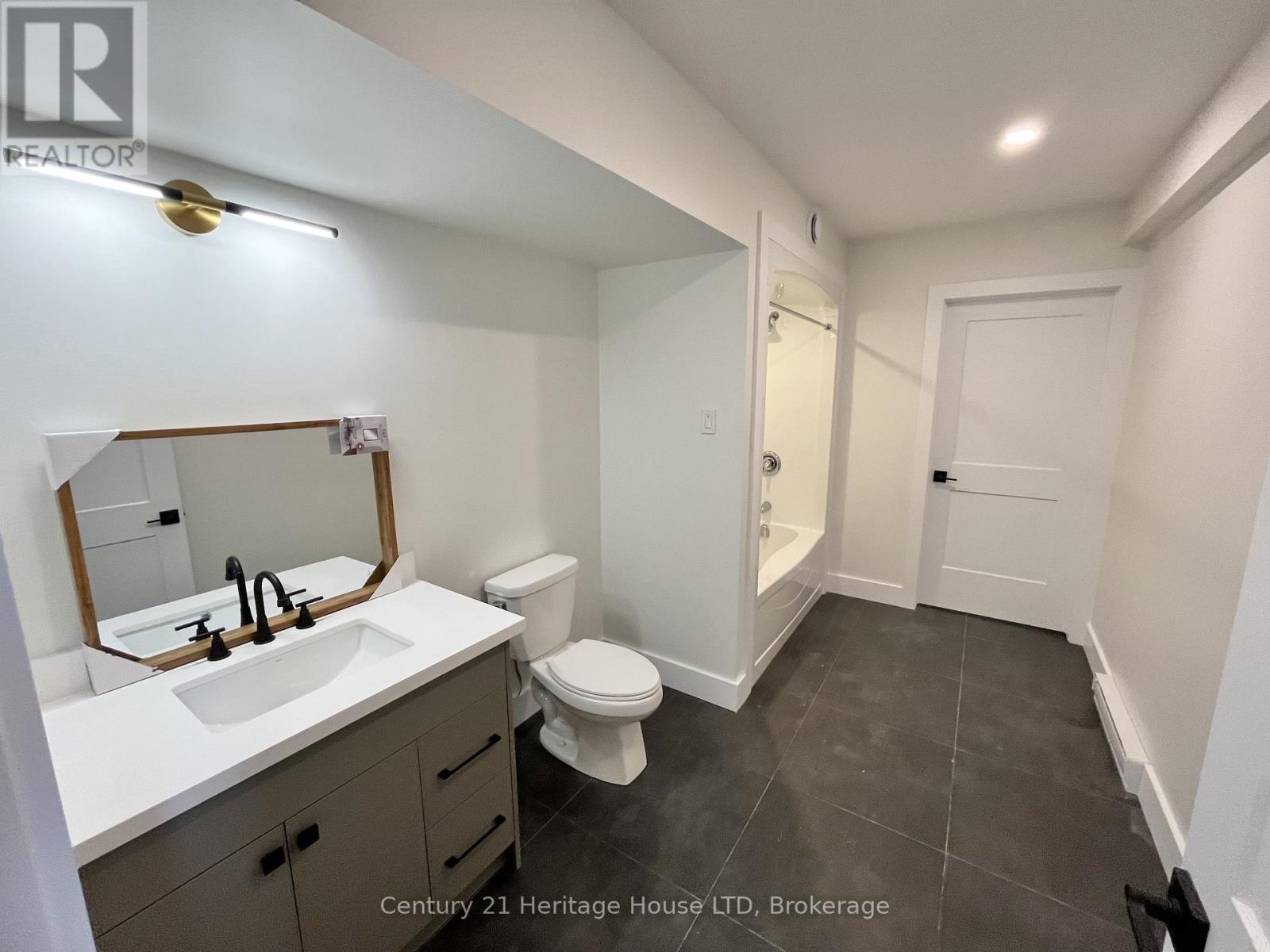 24a Valley Road, St. Catharines, Ontario  L2S 1Y6 - Photo 12 - X12914002