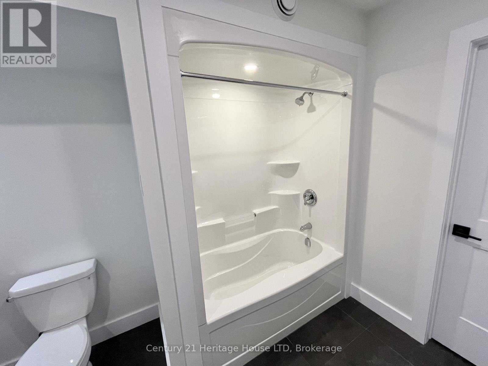 24a Valley Road, St. Catharines, Ontario  L2S 1Y6 - Photo 13 - X12914002