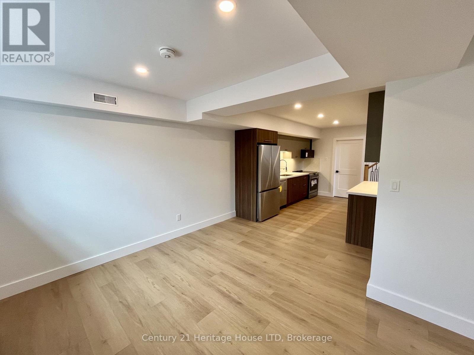 24a Valley Road, St. Catharines, Ontario  L2S 1Y6 - Photo 9 - X12914002