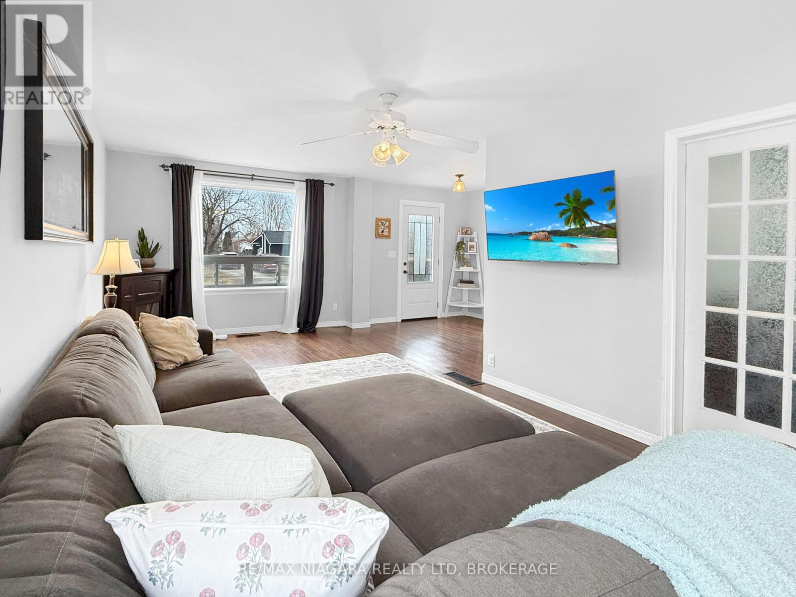 93 Lavinia Street, Fort Erie, Ontario  L2A 2E1 - Photo 3 - X12914048