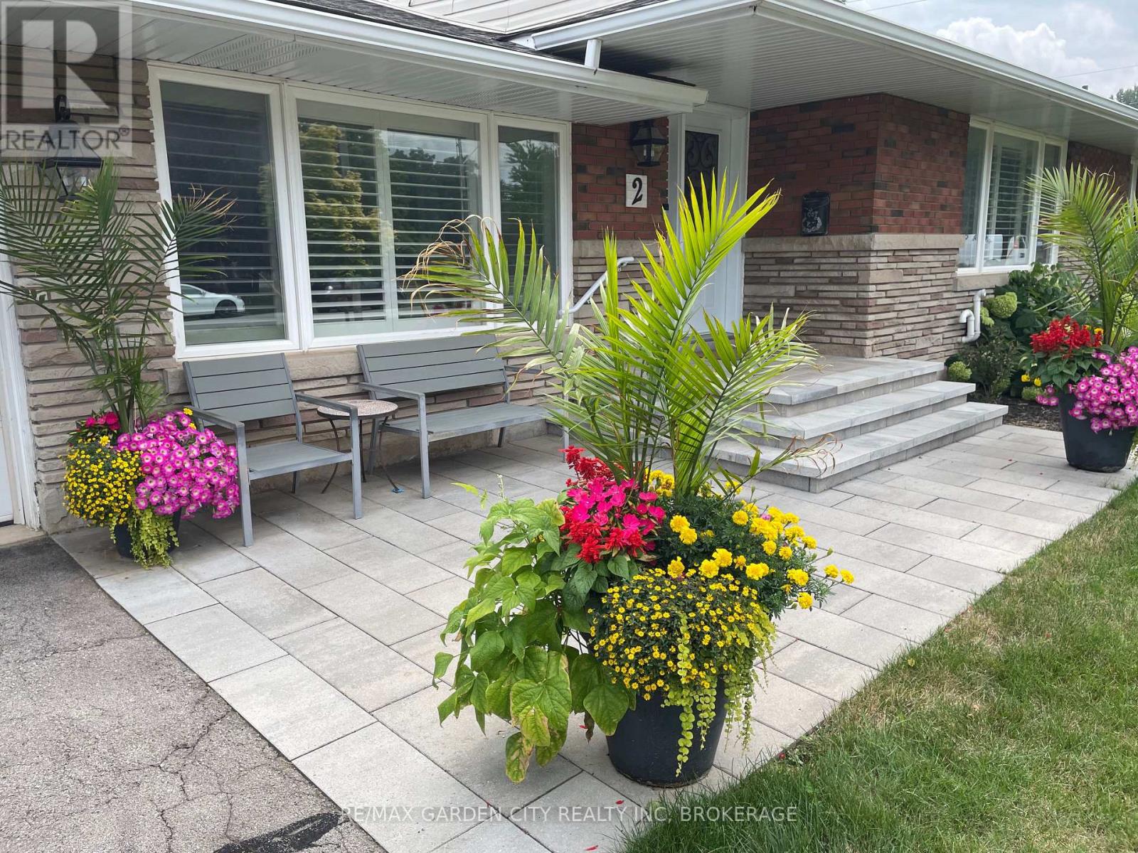 2 Lynnwood Avenue, Grimsby, Ontario  L3M 2X6 - Photo 3 - X12914270