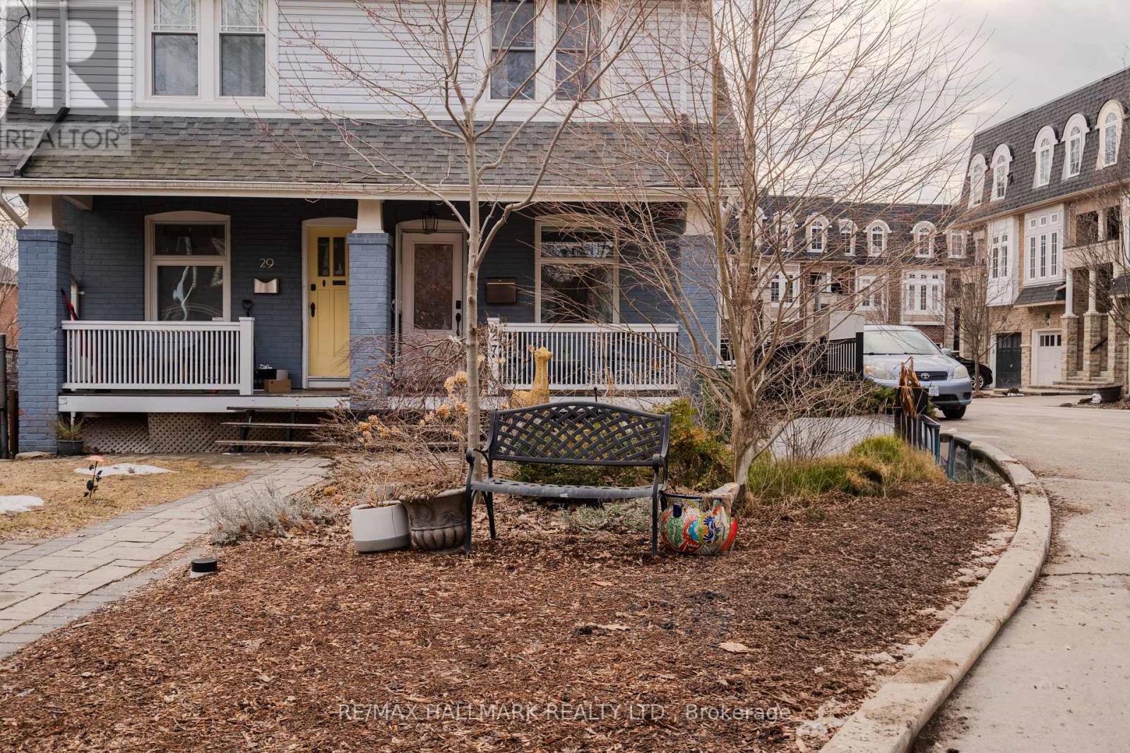 27 Maughan Crescent, Toronto (Woodbine Corridor), Ontario  M4L 3E4 - Photo 2 - E12914288