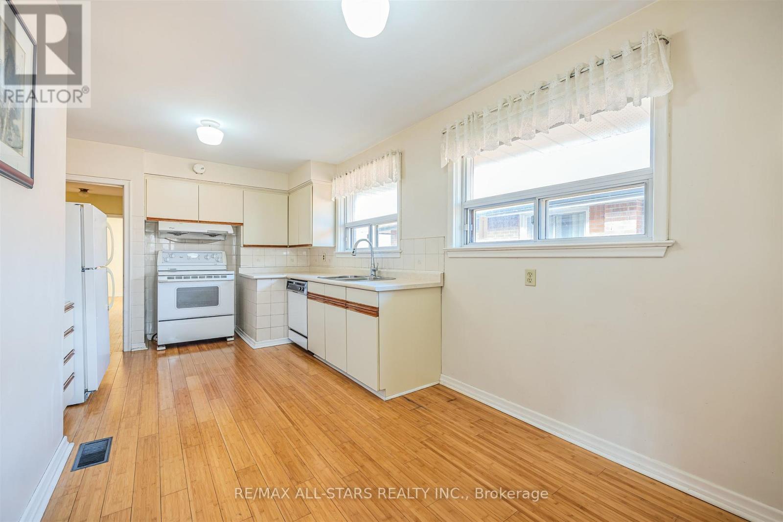 50 Southampton Drive, Toronto, Ontario  M1K 4V7 - Photo 9 - E12914378