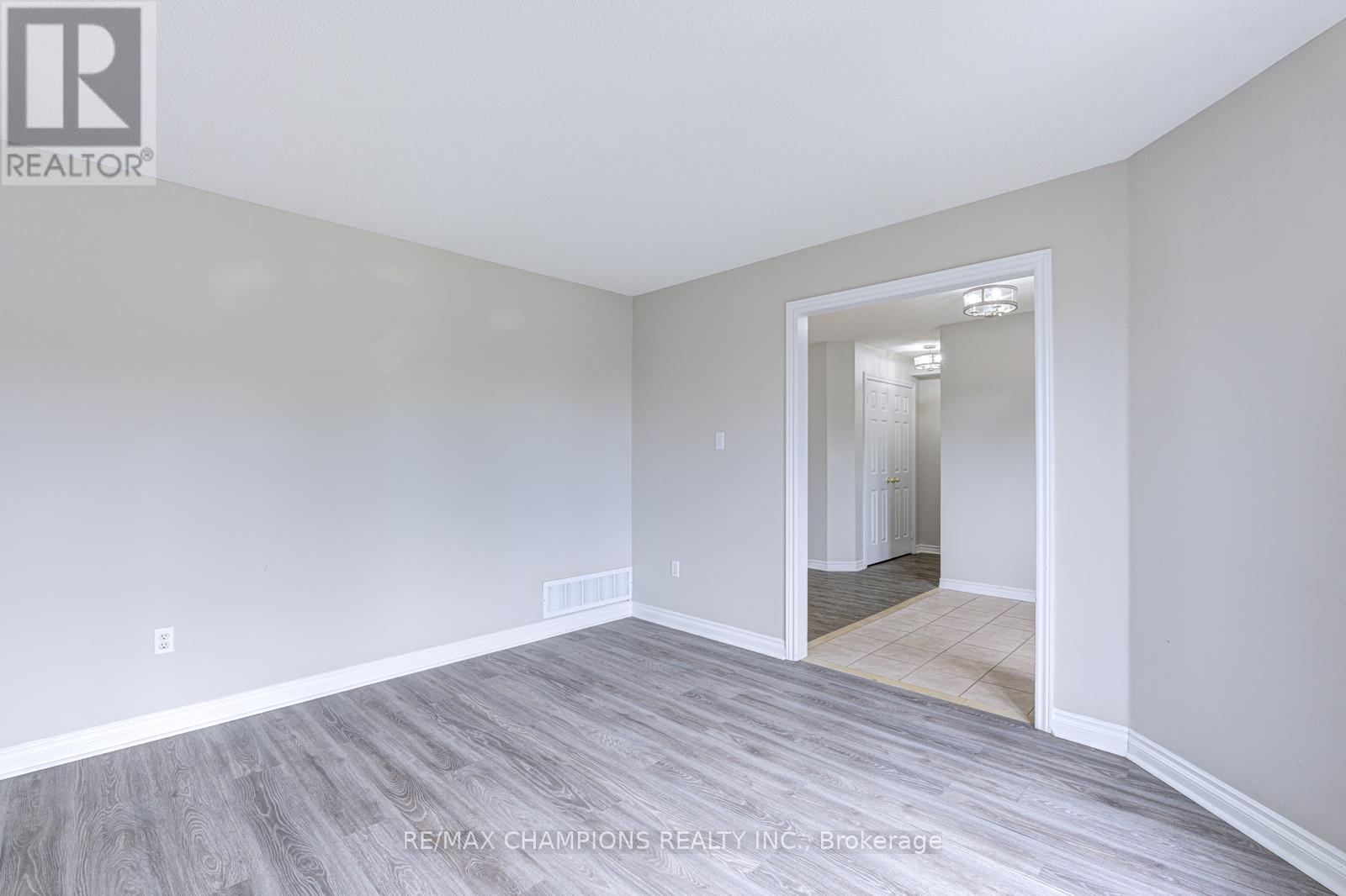 20 Bell Street, Barrie, Ontario  L4N 0J2 - Photo 7 - S12690152