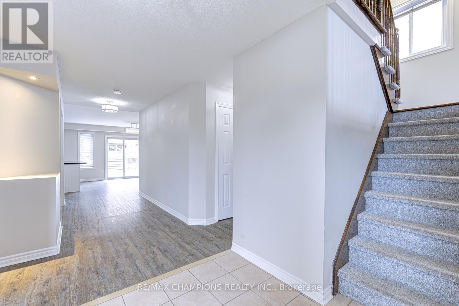 20 Bell Street, Barrie, Ontario  L4N 0J2 - Photo 4 - S12690152