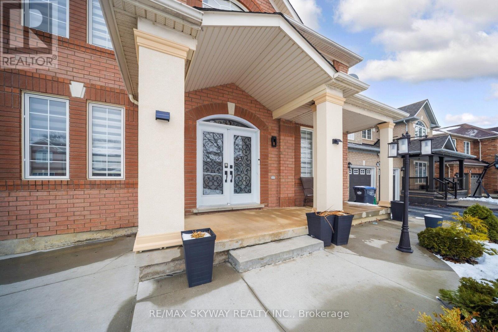 104 Whitwell Drive, Brampton, Ontario  L6P 1L2 - Photo 3 - W12891036