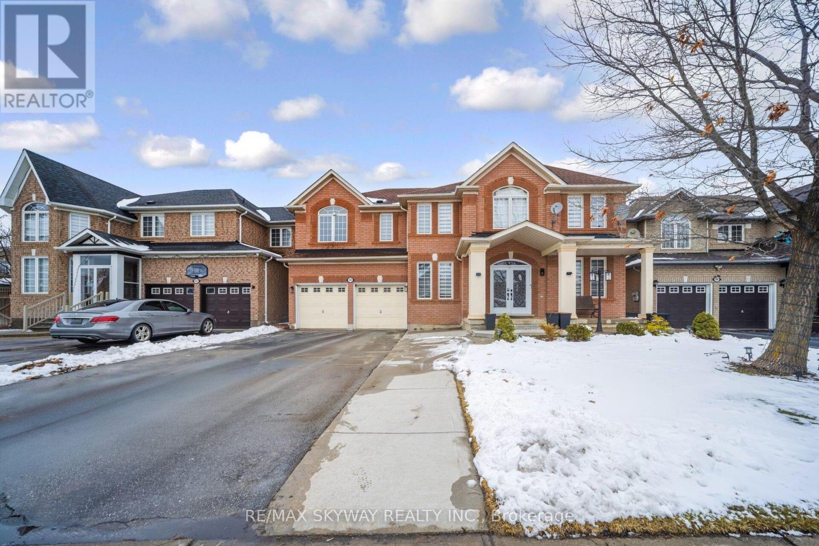 104 Whitwell Drive, Brampton, Ontario  L6P 1L2 - Photo 2 - W12891036
