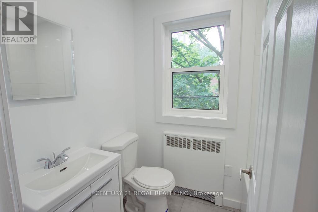 2127 Harris Crescent, Burlington (Brant), Ontario  L7R 1G4 - Photo 7 - W12914120