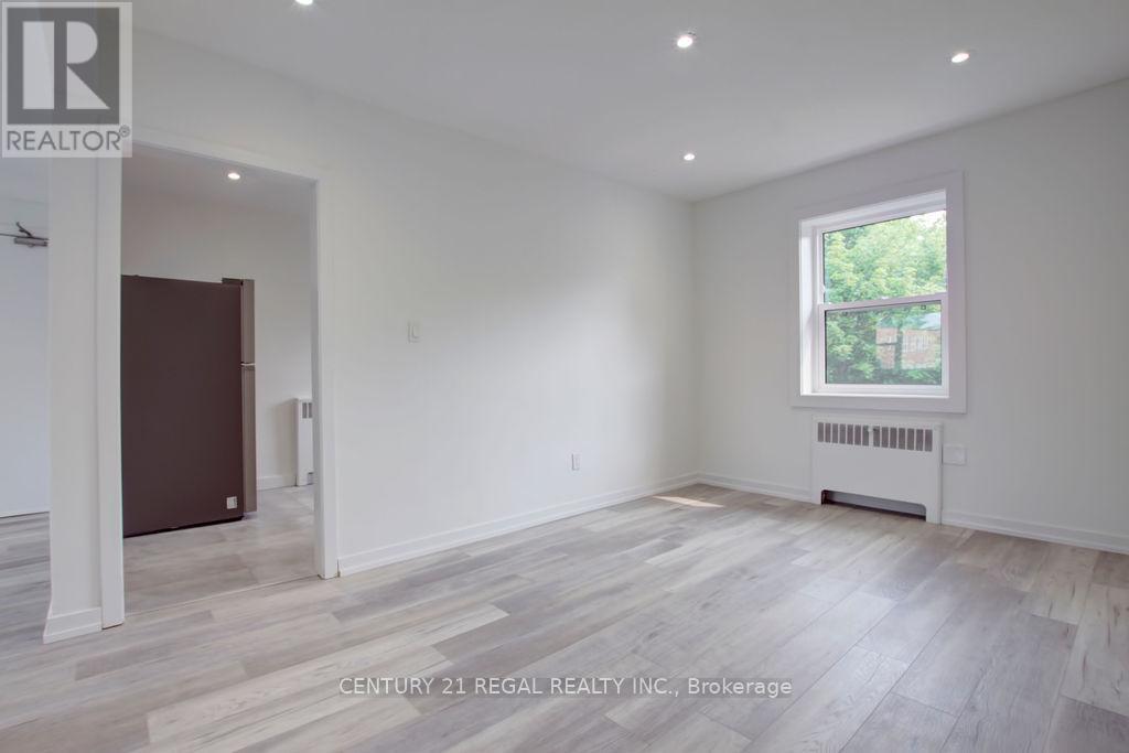 2127 Harris Crescent, Burlington (Brant), Ontario  L7R 1G4 - Photo 8 - W12914120