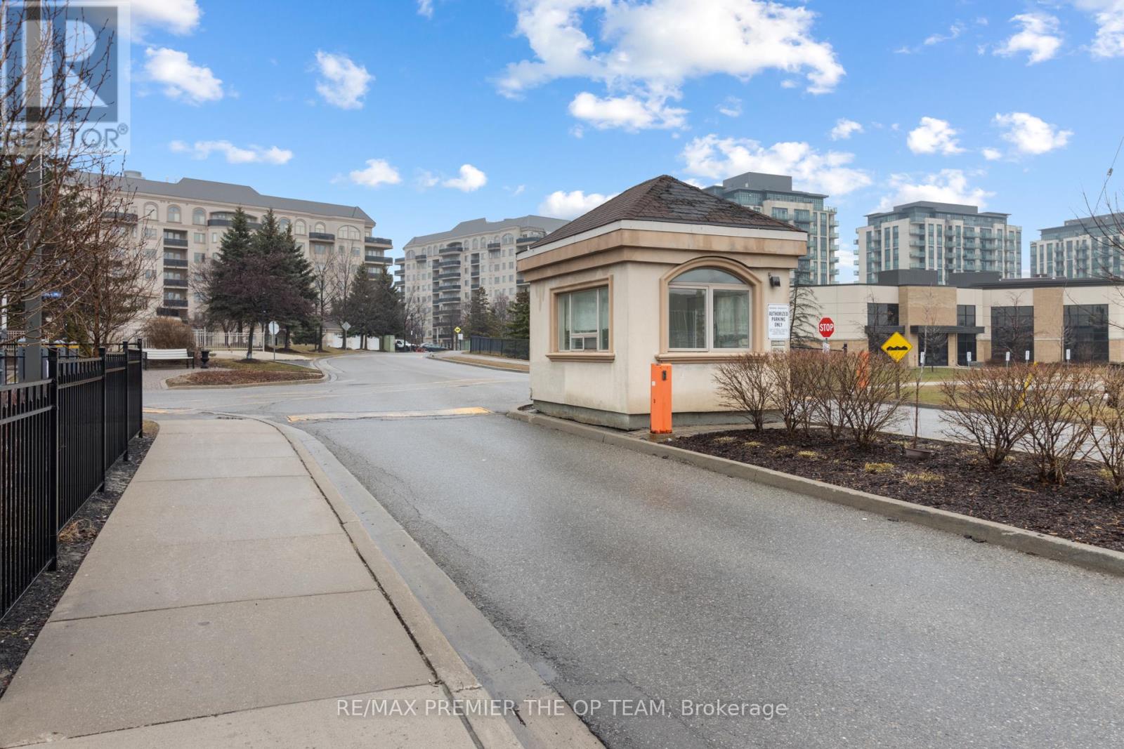 403 - 7 Dayspring Circle, Brampton, Ontario  L6P 1B8 - Photo 2 - W12914144