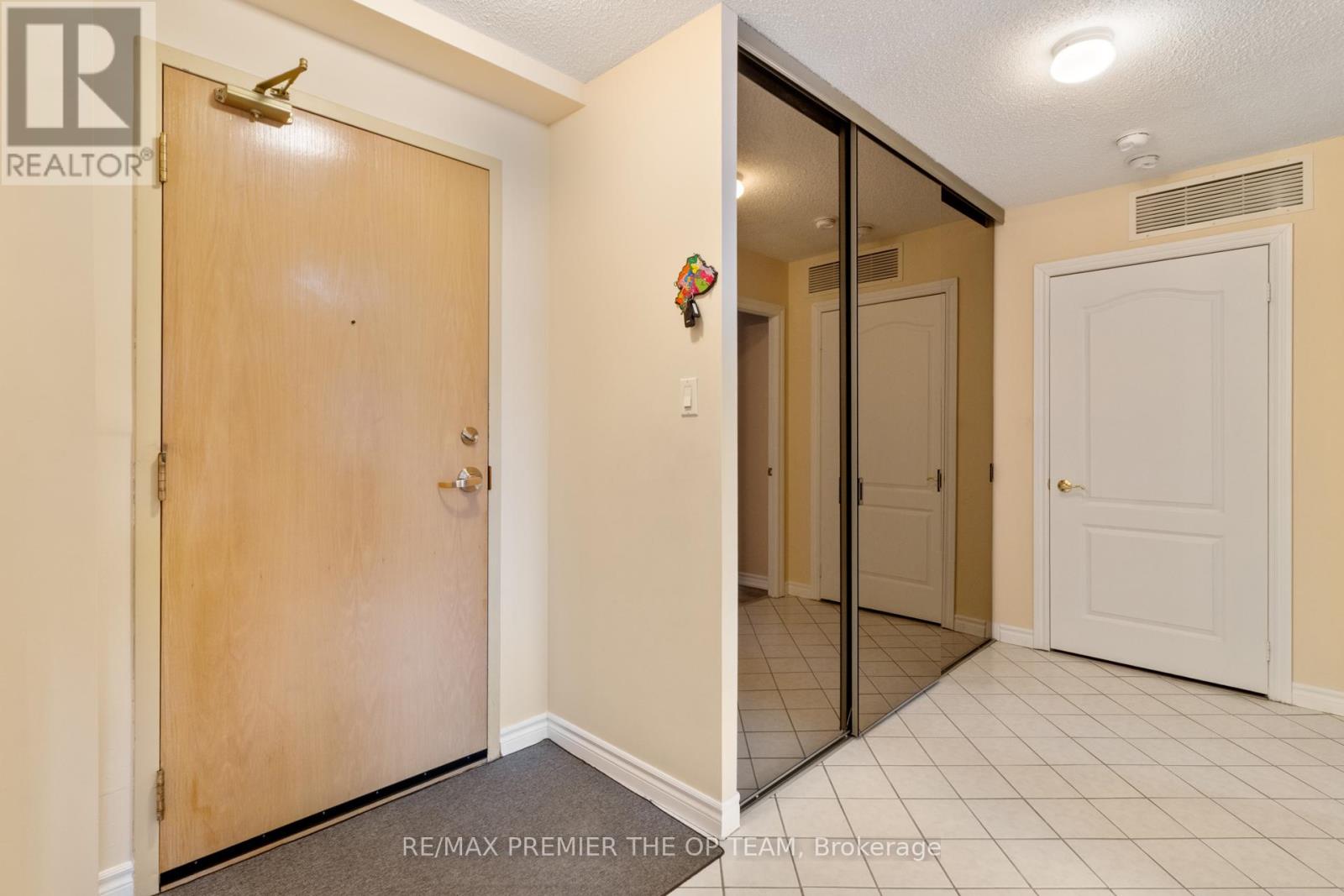 403 - 7 Dayspring Circle, Brampton, Ontario  L6P 1B8 - Photo 9 - W12914144