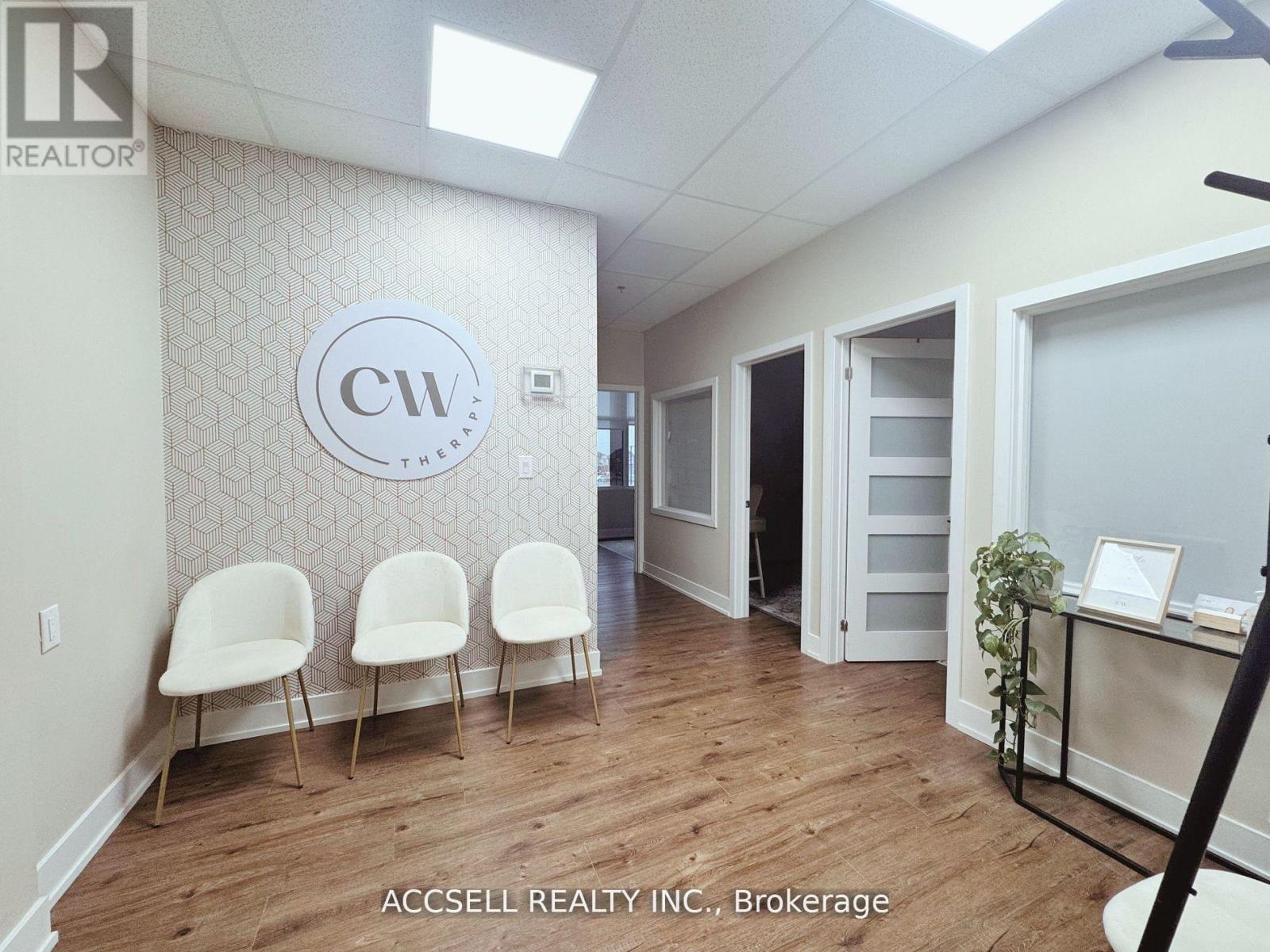 213 - 3485 Rebecca Street, Oakville (Qe Queen Elizabeth), Ontario  L6L 6X9 - Photo 2 - W12914254