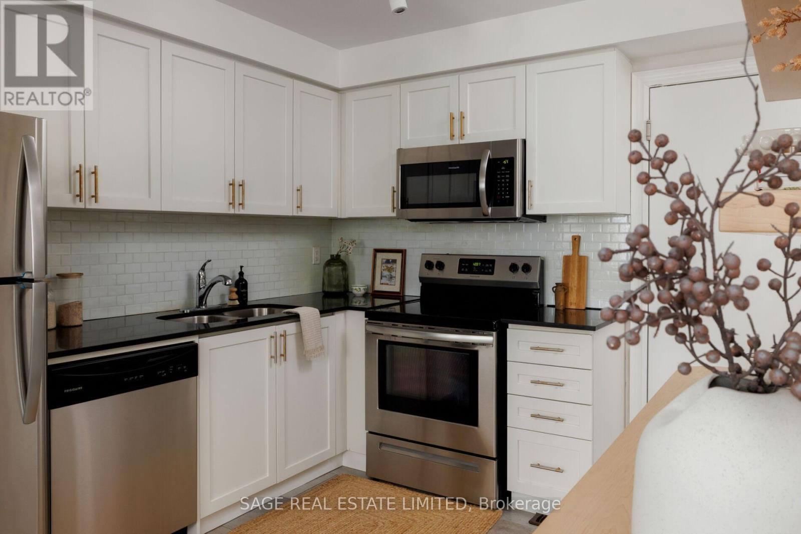 427 Royal York Road, Toronto, Ontario  M8Y 2R8 - Photo 8 - W12914264