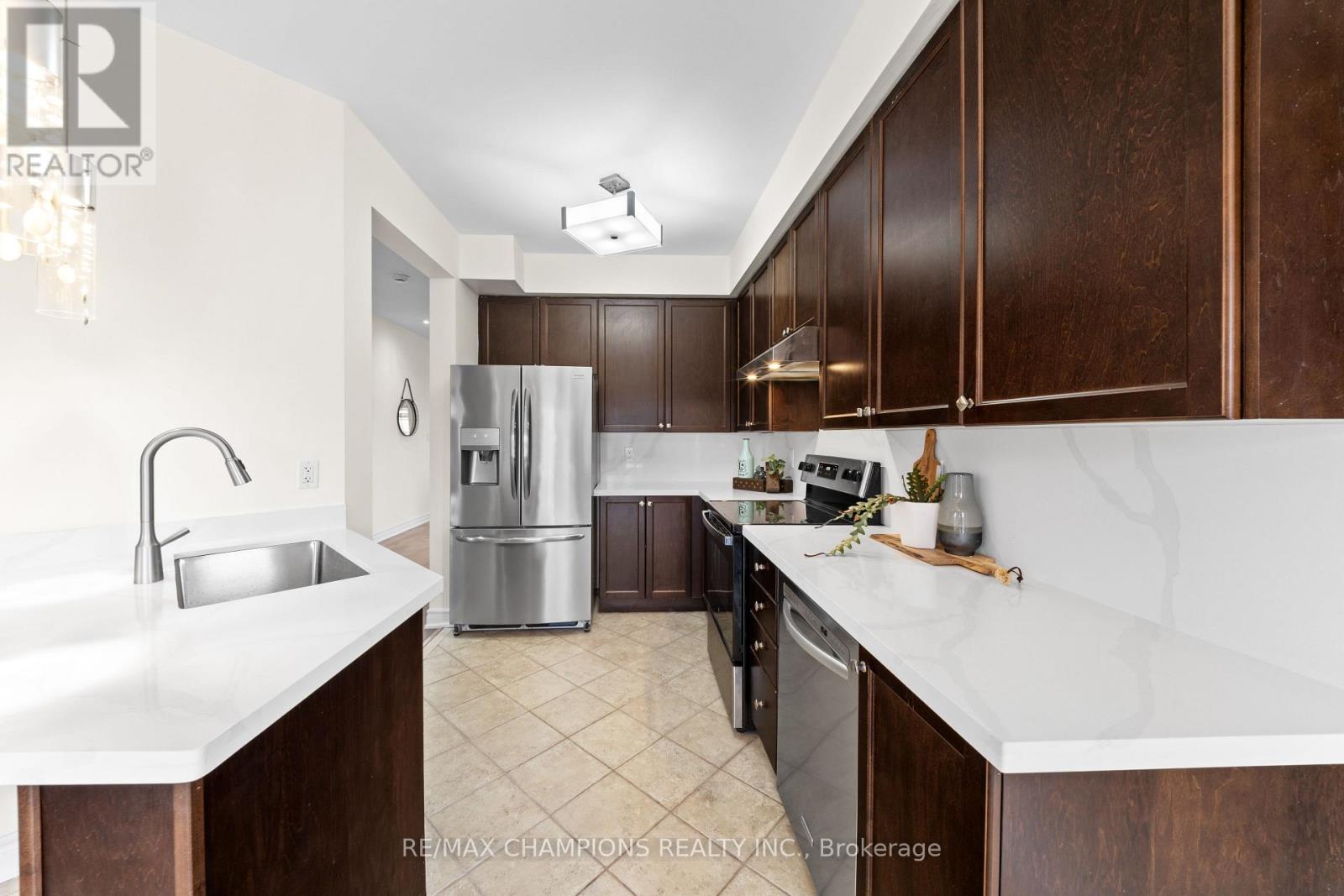 42 Abbotsbury Drive, Brampton (Credit Valley), Ontario  L6X 0S3 - Photo 8 - W12914332