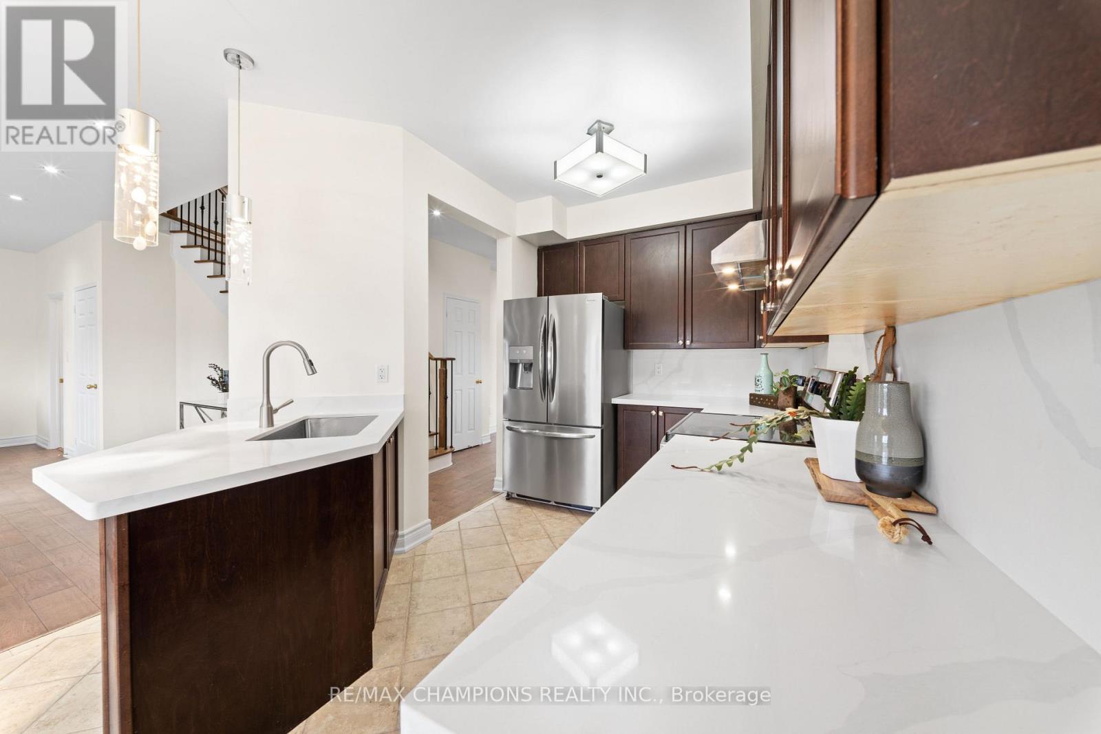 42 Abbotsbury Drive, Brampton (Credit Valley), Ontario  L6X 0S3 - Photo 9 - W12914332