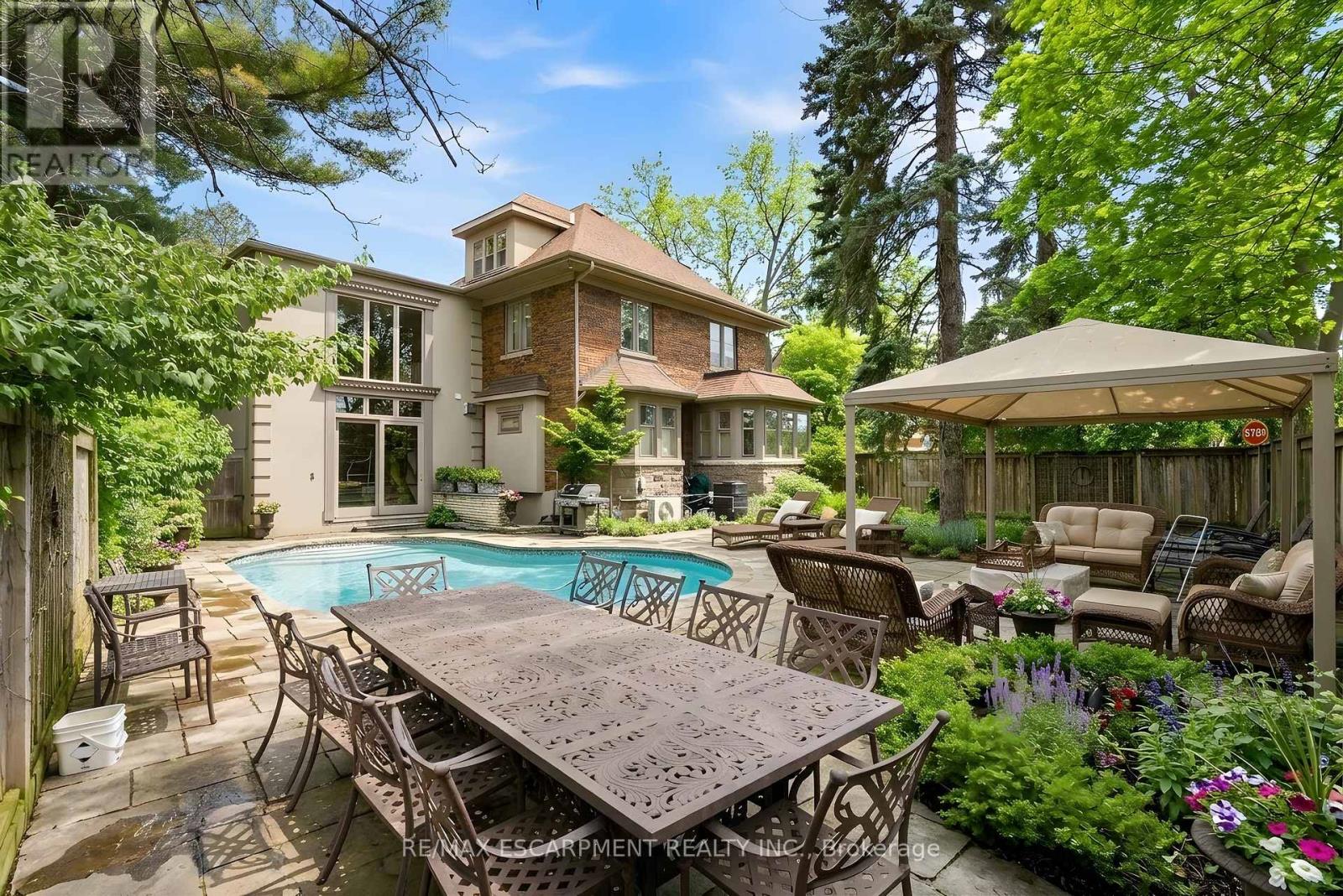 74 Oak Knoll Drive, Hamilton, Ontario  L8S 4C4 - Photo 2 - X12914060