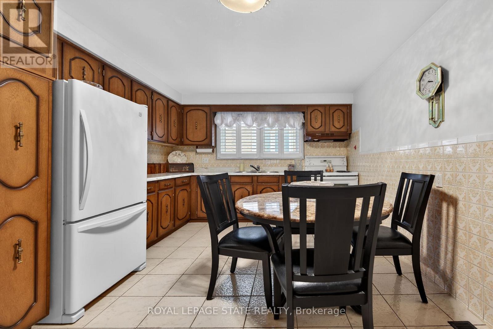 15 Fairington Crescent, Hamilton (Kentley), Ontario  L8E 3N3 - Photo 11 - X12914272