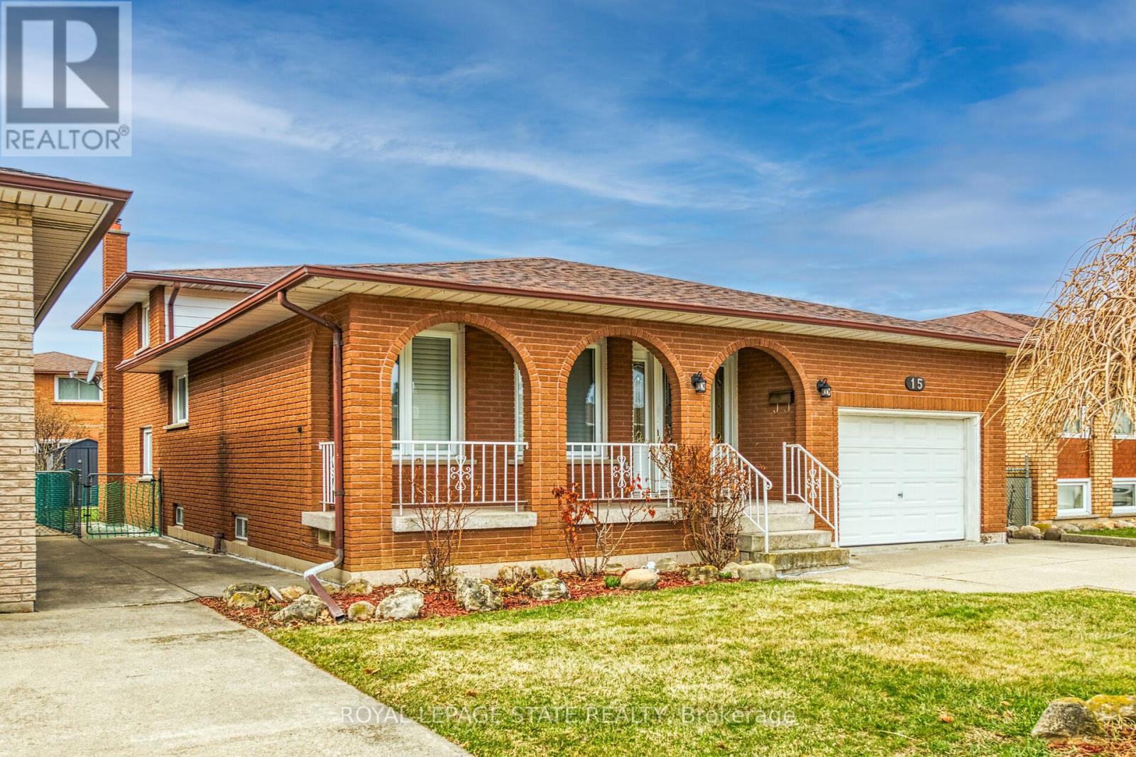 15 Fairington Crescent, Hamilton (Kentley), Ontario  L8E 3N3 - Photo 4 - X12914272