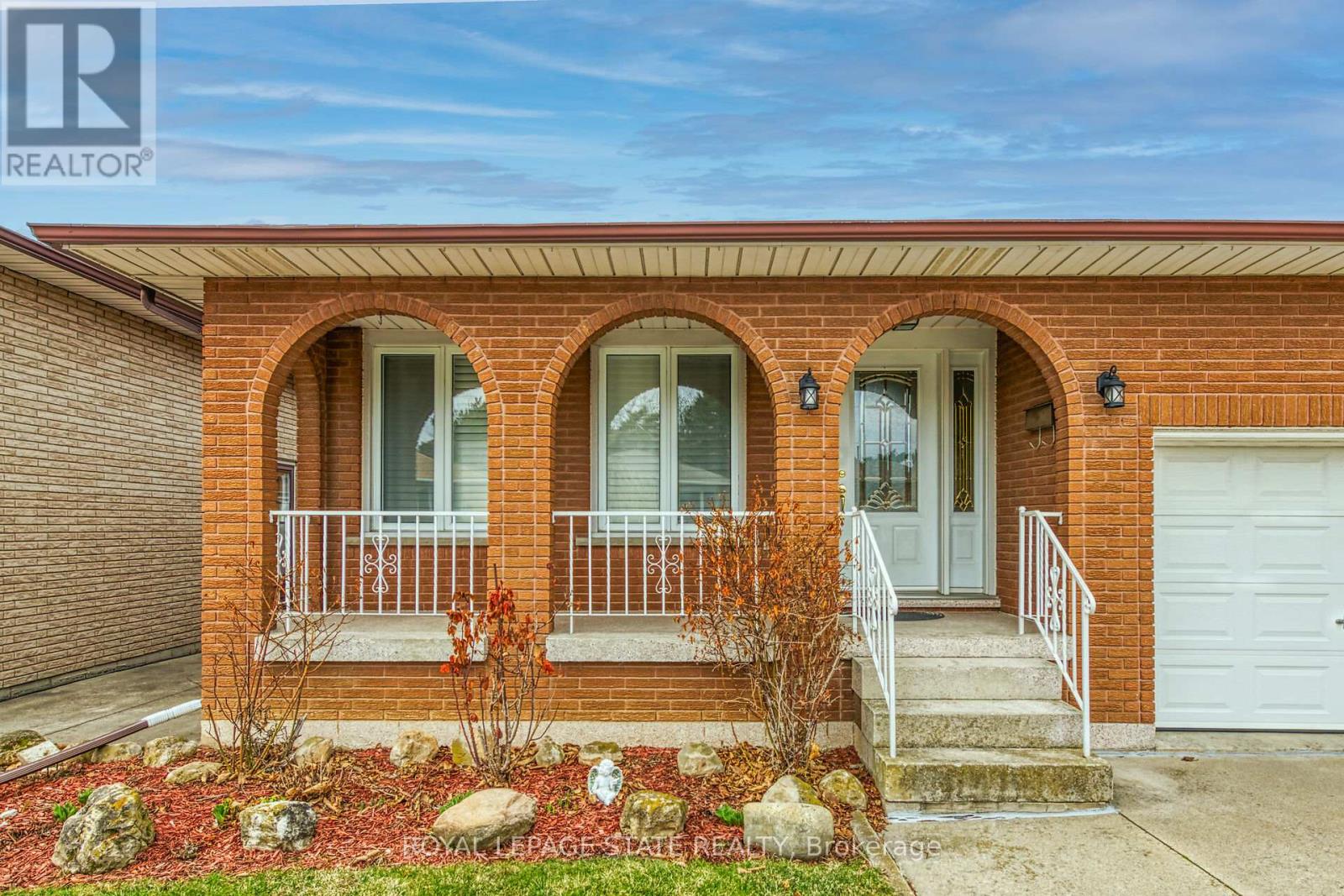 15 Fairington Crescent, Hamilton (Kentley), Ontario  L8E 3N3 - Photo 5 - X12914272