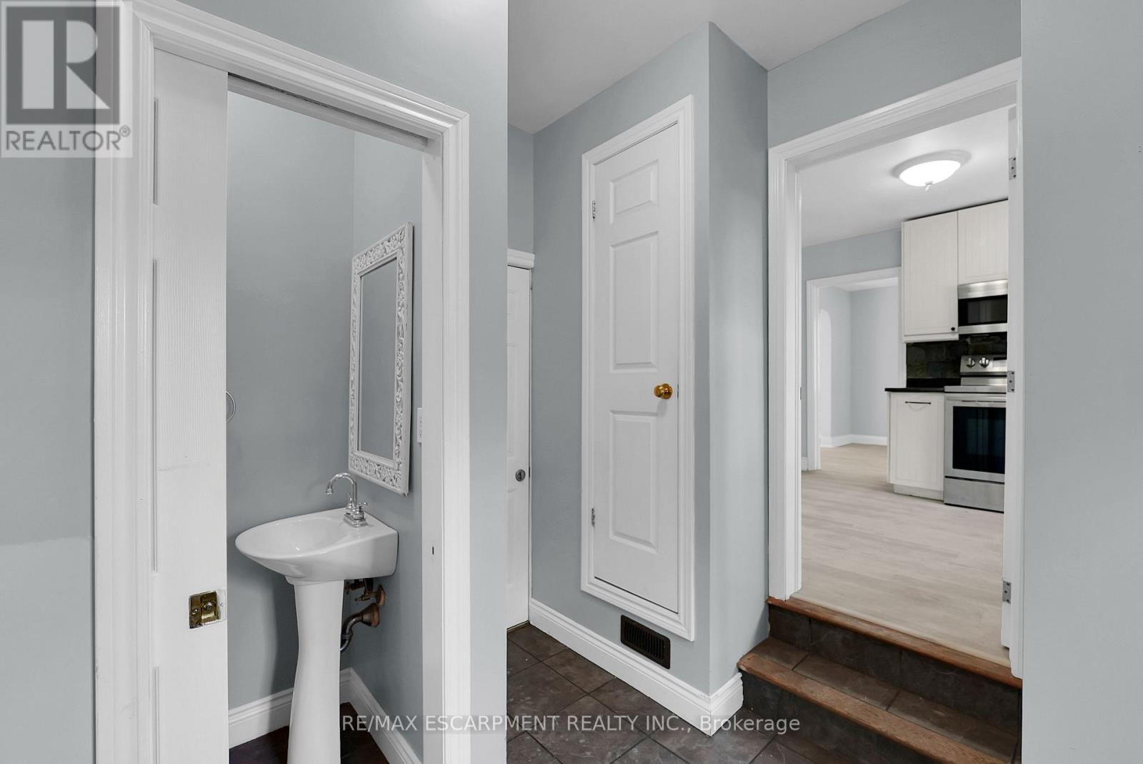 9 Arlington Avenue, St. Catharines, Ontario  L2P 3A3 - Photo 9 - X12721014