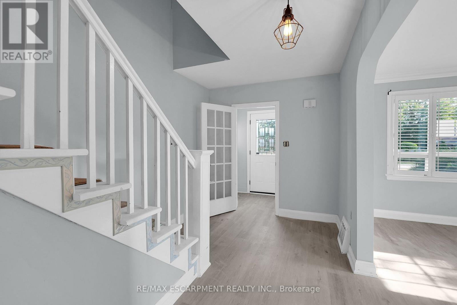 9 Arlington Avenue, St. Catharines, Ontario  L2P 3A3 - Photo 3 - X12721014