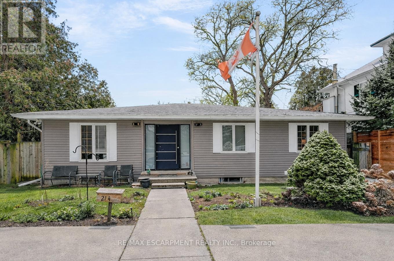 LOWER - 214 MAIN STREET E, Grimsby, Ontario