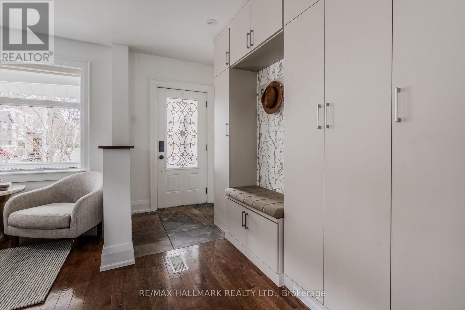 27 Maughan Crescent, Toronto (Woodbine Corridor), Ontario  M4L 3E4 - Photo 4 - E12914288