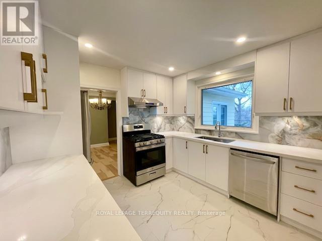 425 River Side Drive, Oakville (Co Central), Ontario  L6K 3N6 - Photo 14 - W12810830