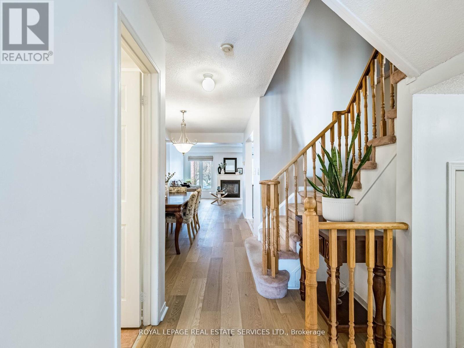 31 Berkindale Court, Brampton (Fletcher's Creek South), Ontario  L6Y 5G1 - Photo 5 - W12913980