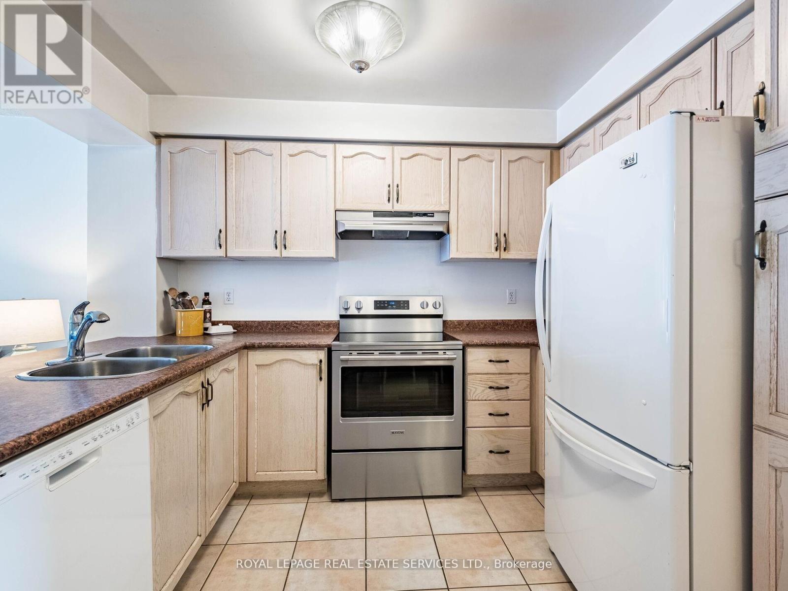 31 Berkindale Court, Brampton (Fletcher's Creek South), Ontario  L6Y 5G1 - Photo 13 - W12913980