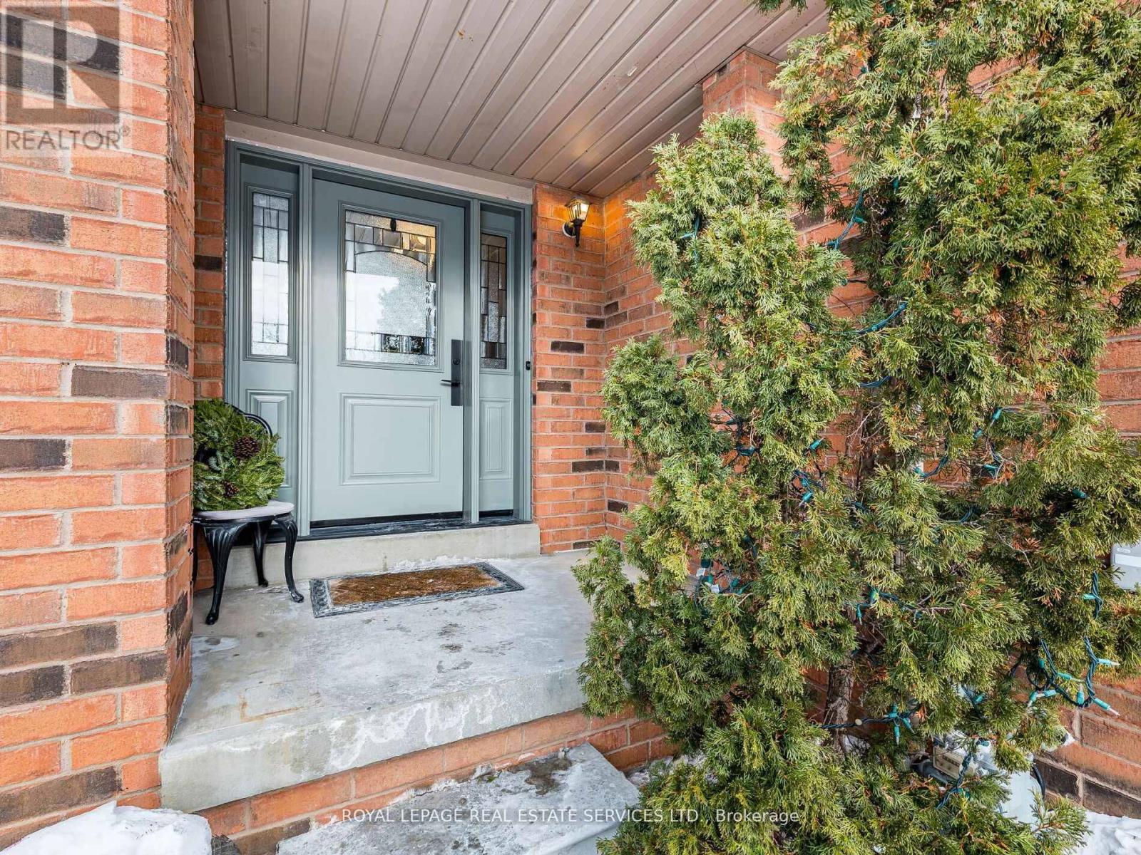 31 Berkindale Court, Brampton (Fletcher's Creek South), Ontario  L6Y 5G1 - Photo 2 - W12913980