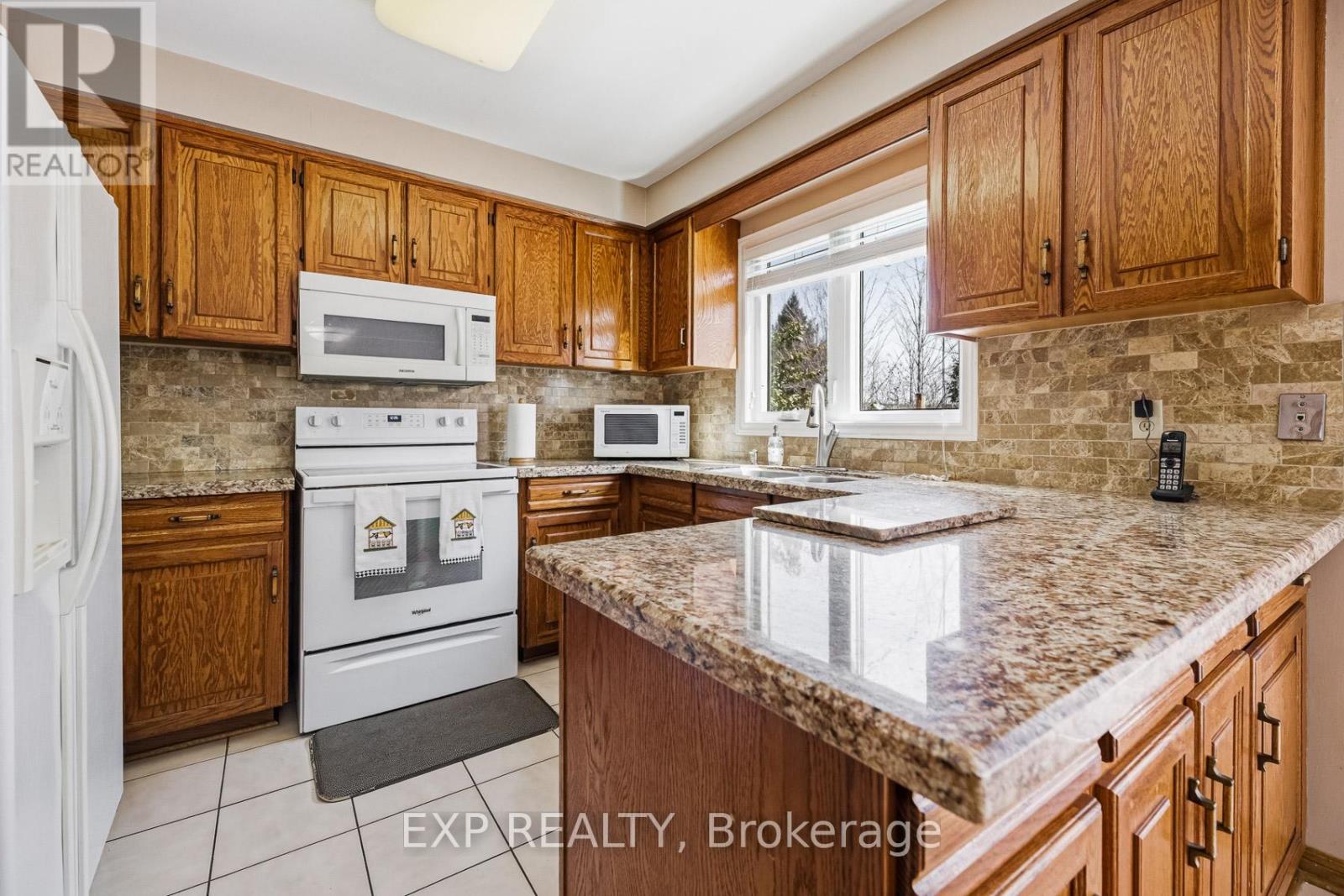 81 Southgate Crescent, Richmond Hill, Ontario  L4B 2E7 - Photo 10 - N12914434