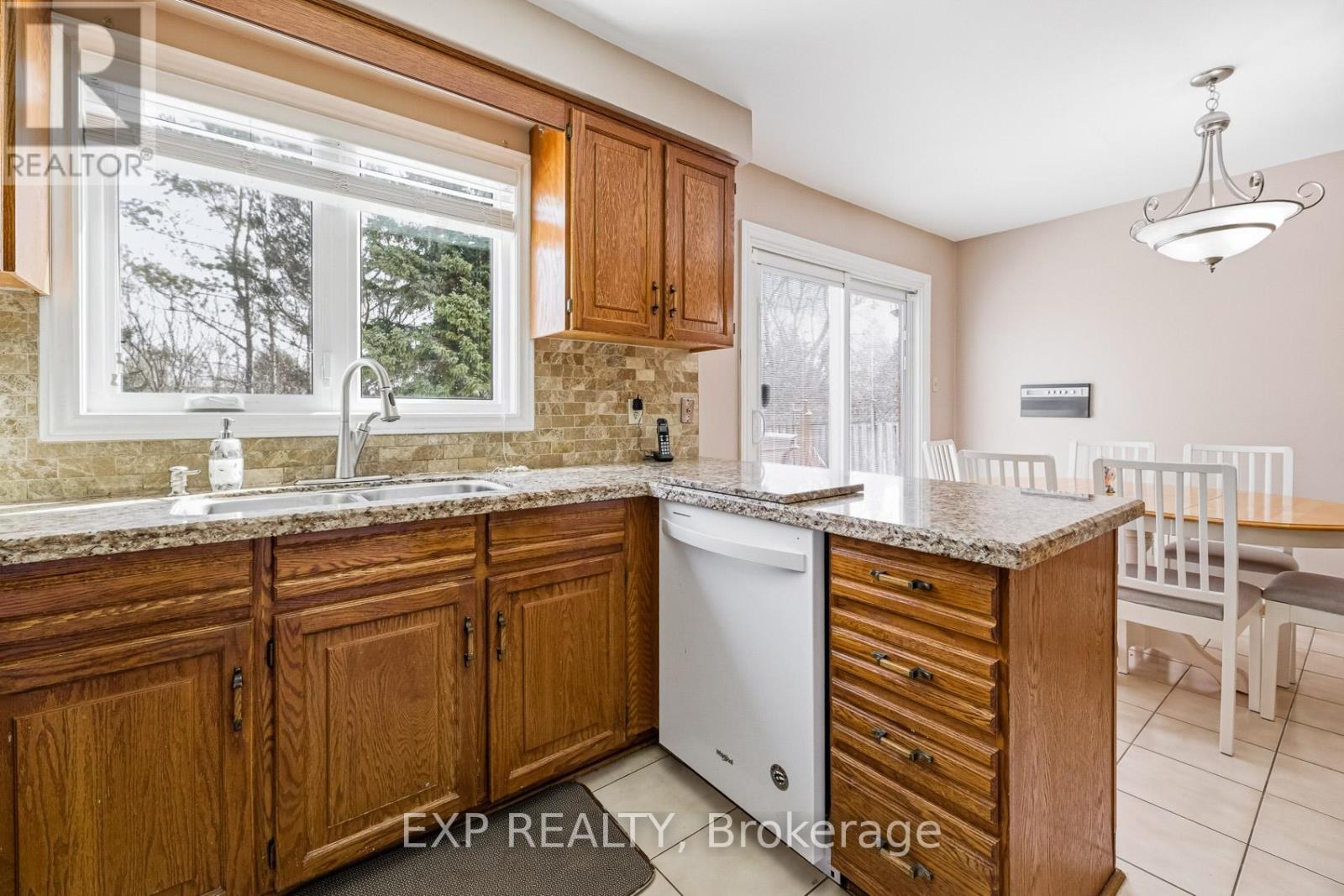 81 Southgate Crescent, Richmond Hill, Ontario  L4B 2E7 - Photo 12 - N12914434