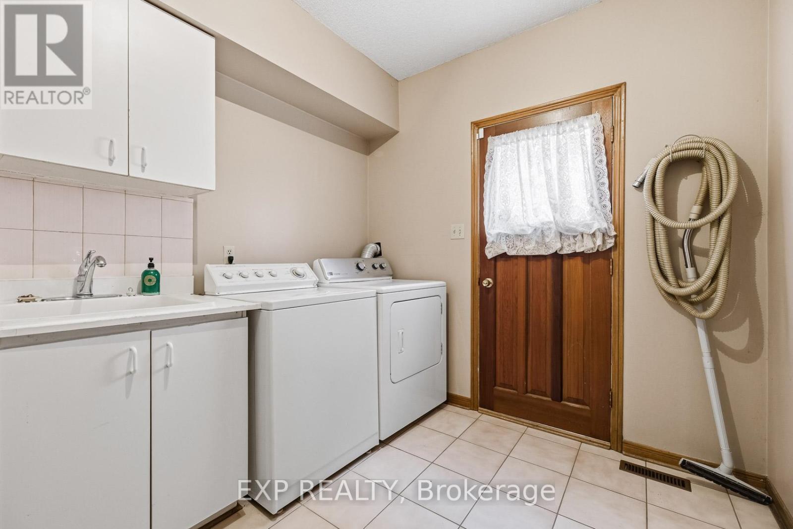 81 Southgate Crescent, Richmond Hill, Ontario  L4B 2E7 - Photo 17 - N12914434