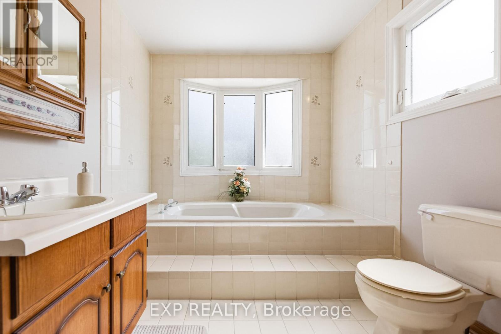 81 Southgate Crescent, Richmond Hill, Ontario  L4B 2E7 - Photo 22 - N12914434