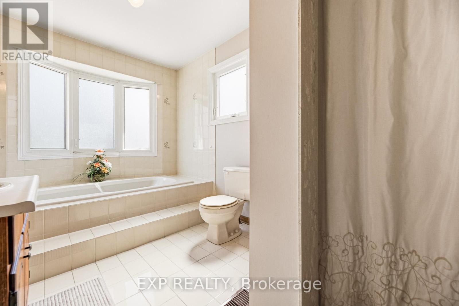 81 Southgate Crescent, Richmond Hill, Ontario  L4B 2E7 - Photo 23 - N12914434