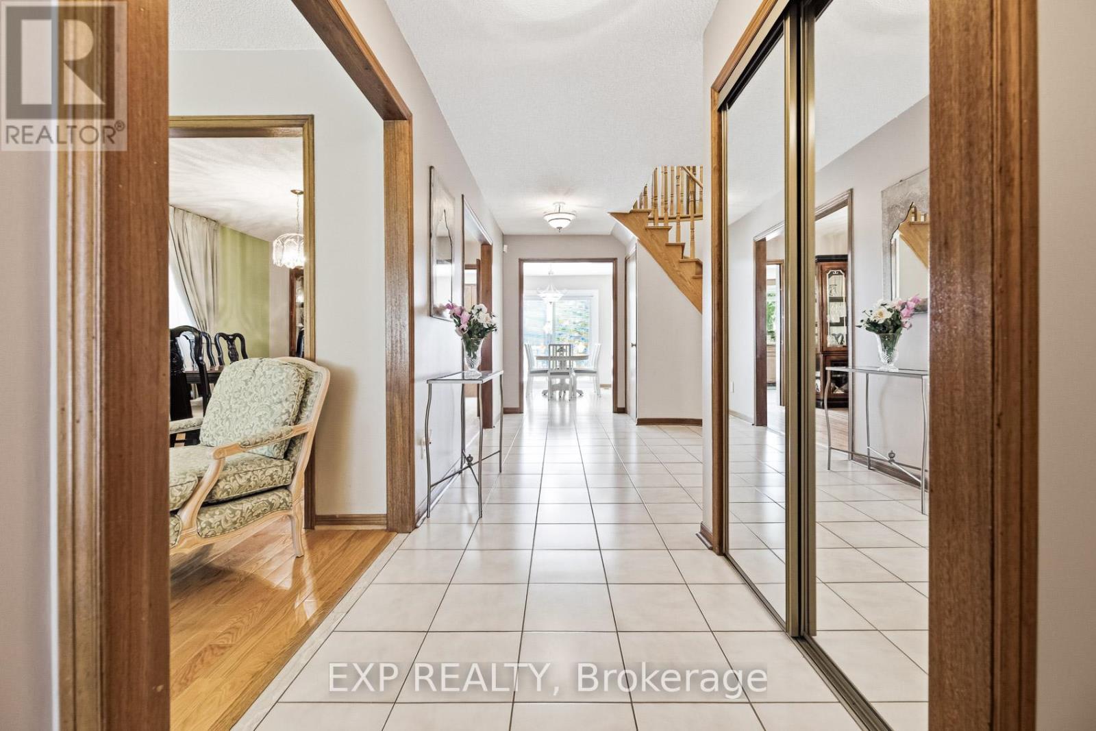 81 Southgate Crescent, Richmond Hill, Ontario  L4B 2E7 - Photo 5 - N12914434