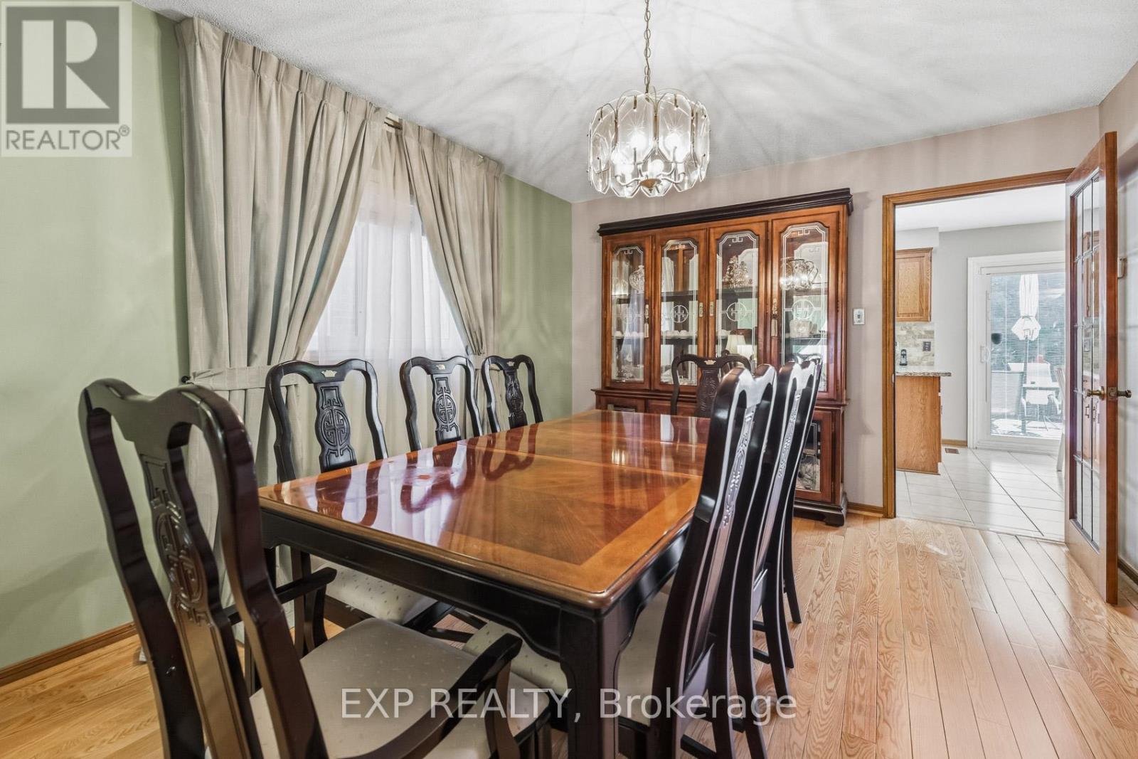 81 Southgate Crescent, Richmond Hill, Ontario  L4B 2E7 - Photo 7 - N12914434