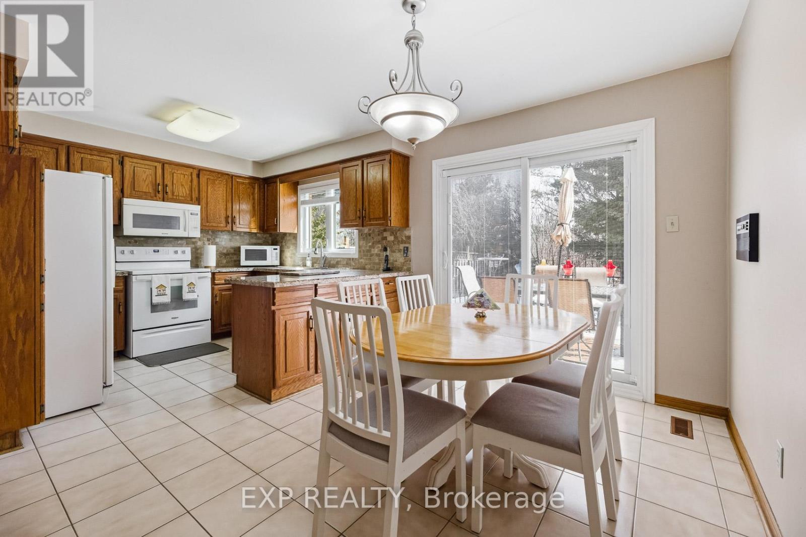 81 Southgate Crescent, Richmond Hill, Ontario  L4B 2E7 - Photo 9 - N12914434