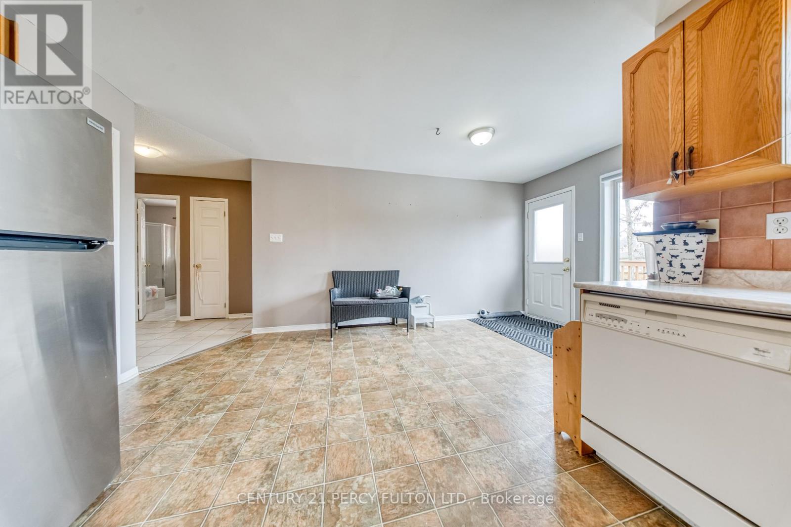 25 Crompton Drive, Barrie (Little Lake), Ontario  L4M 6N1 - Photo 8 - S12914524