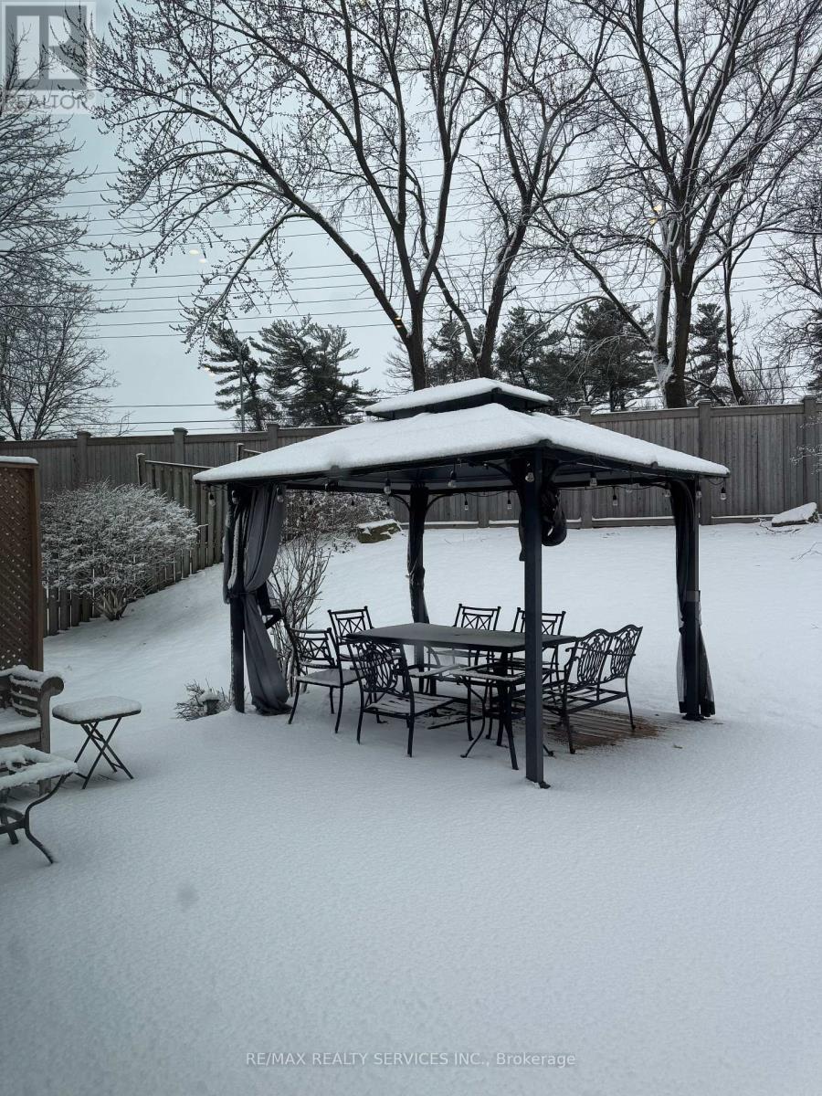 2432 Marisa Court, Mississauga, Ontario  L5K 2P5 - Photo 6 - W12914478