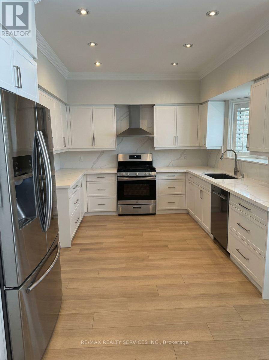 2432 Marisa Court, Mississauga, Ontario  L5K 2P5 - Photo 8 - W12914478