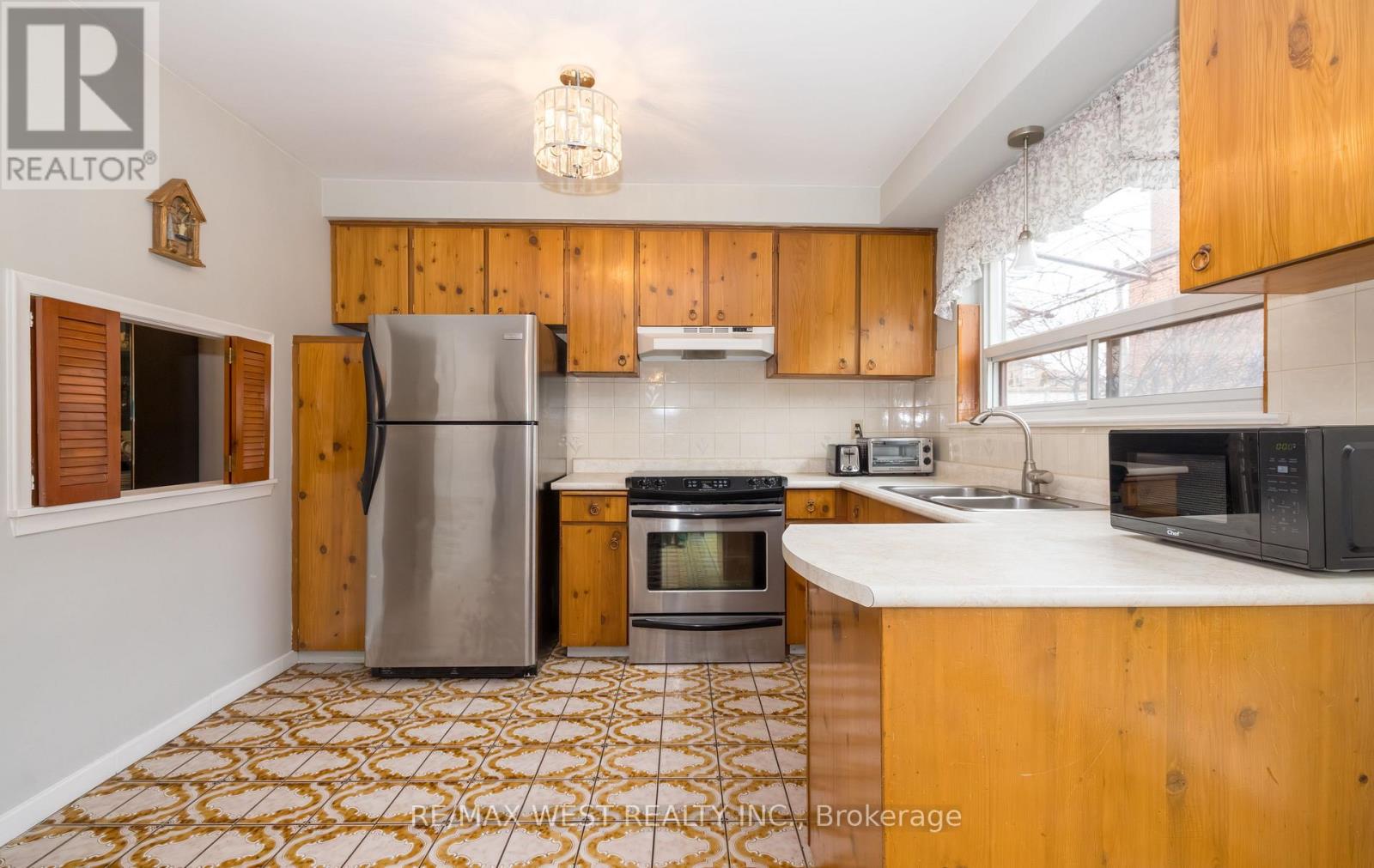 61 Stilecroft Drive, Toronto, Ontario  M3J 1A6 - Photo 10 - W12914552