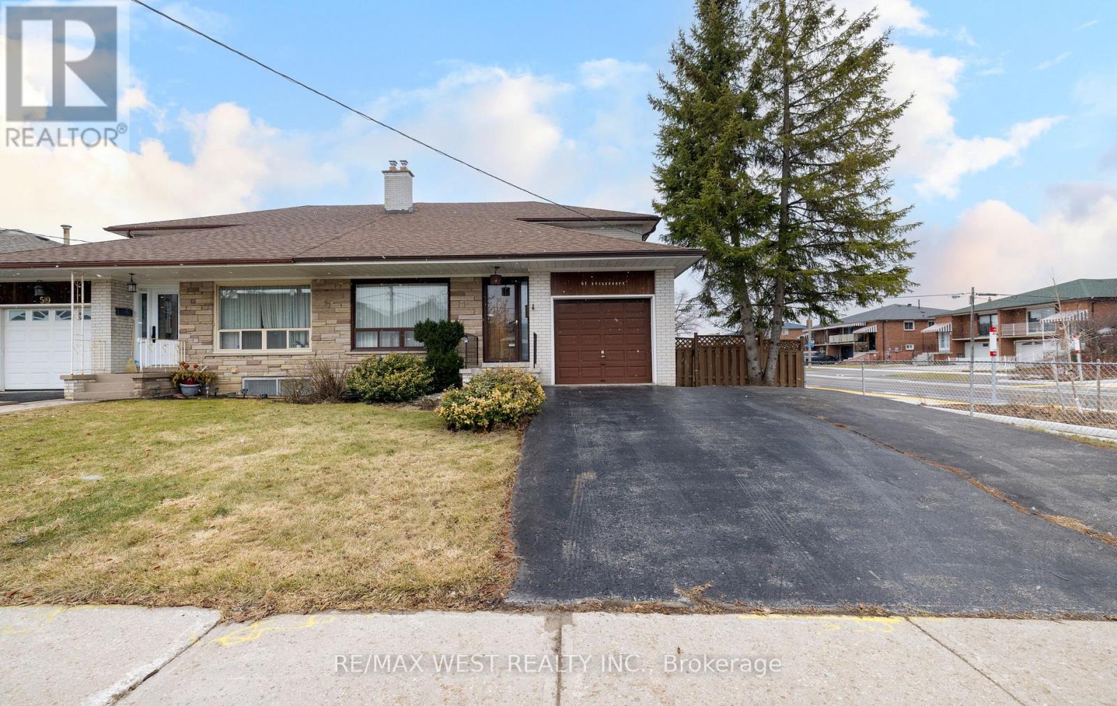 61 Stilecroft Drive, Toronto, Ontario  M3J 1A6 - Photo 2 - W12914552