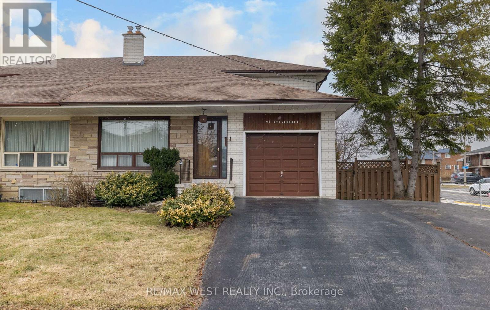 61 Stilecroft Drive, Toronto, Ontario  M3J 1A6 - Photo 3 - W12914552