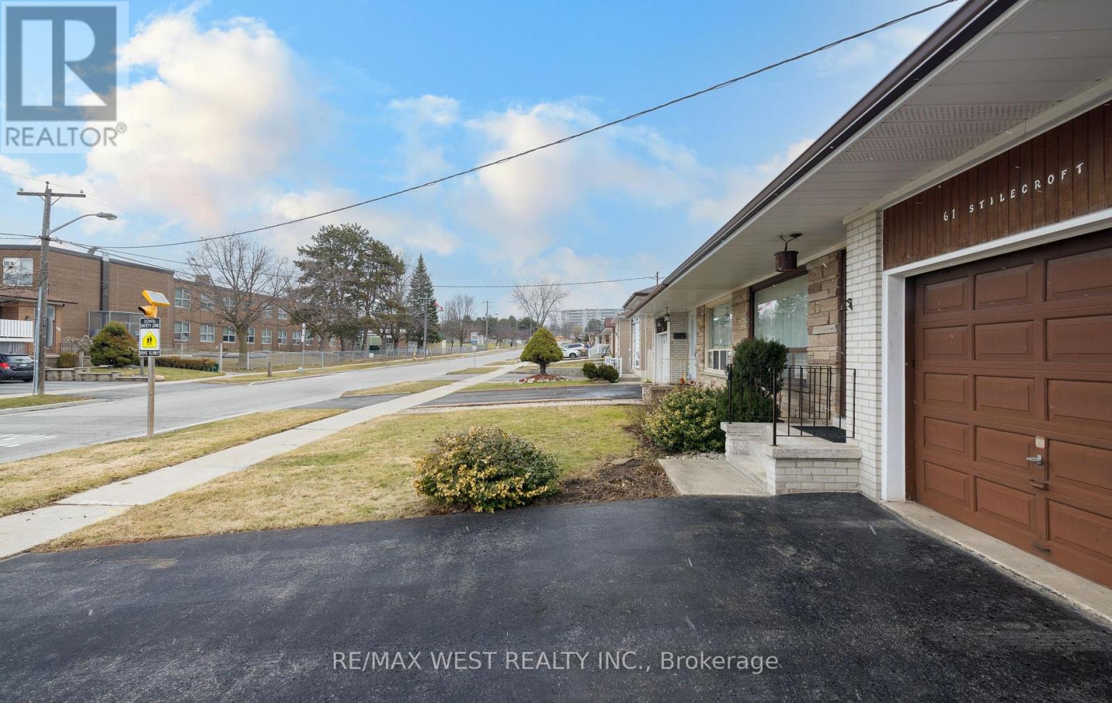 61 Stilecroft Drive, Toronto, Ontario  M3J 1A6 - Photo 4 - W12914552