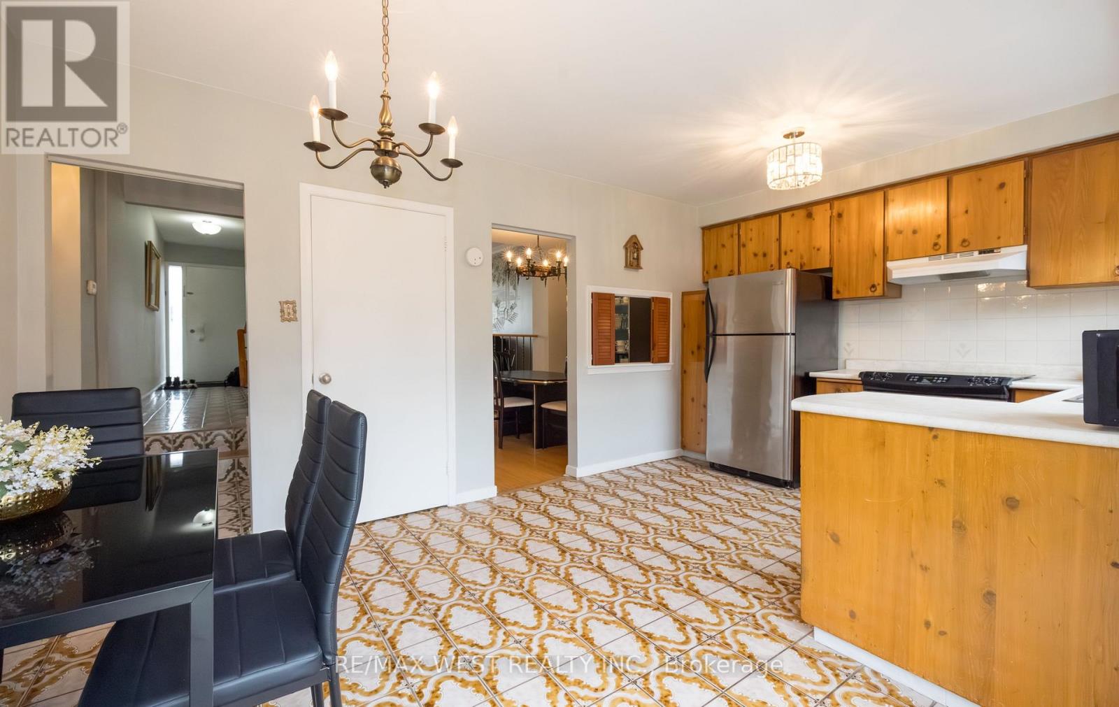 61 Stilecroft Drive, Toronto, Ontario  M3J 1A6 - Photo 9 - W12914552